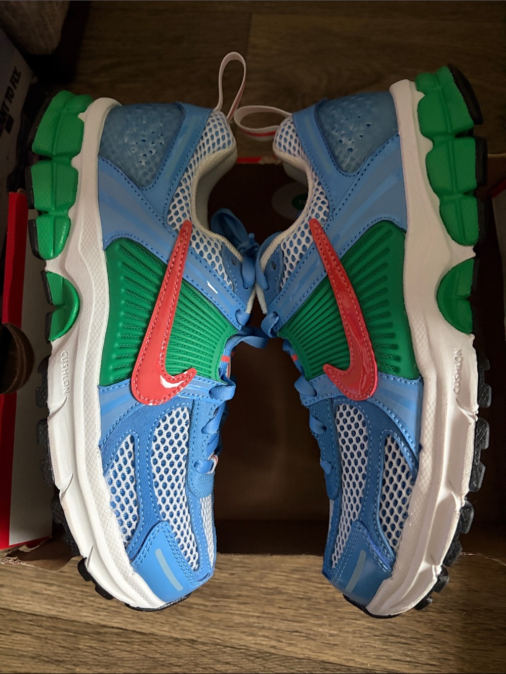 Size 7 Women’s 5.5 Y Nike Blue/Green/Red Vomero Sneakers - Picture 2 of 6